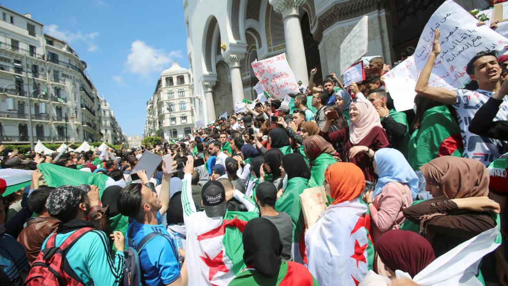 Après trois victoires populaires, les Algériens maintiennent la pression