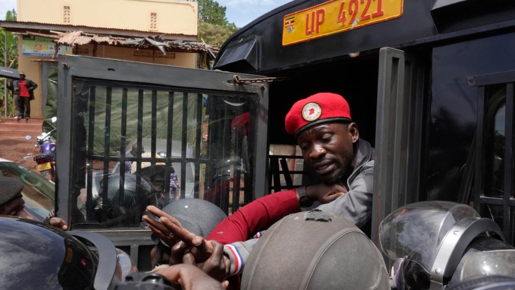 Ouganda: le chanteur et opposant Bobi Wine interpellé par la police