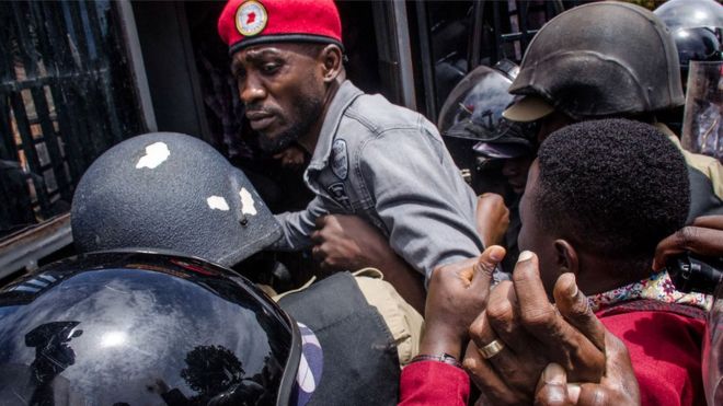 Bobi Wine appelle à protester contre la police ougandaise