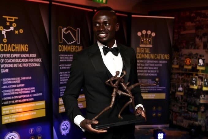 PFA Awards: Voici la réaction de Sadio Mané après la réception de son trophée !