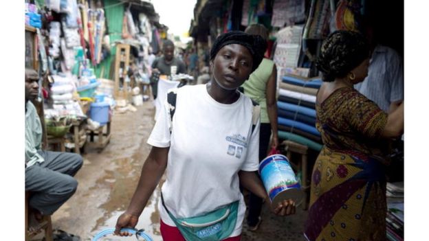 Les femmes manifestent pour la paix en zone anglophone