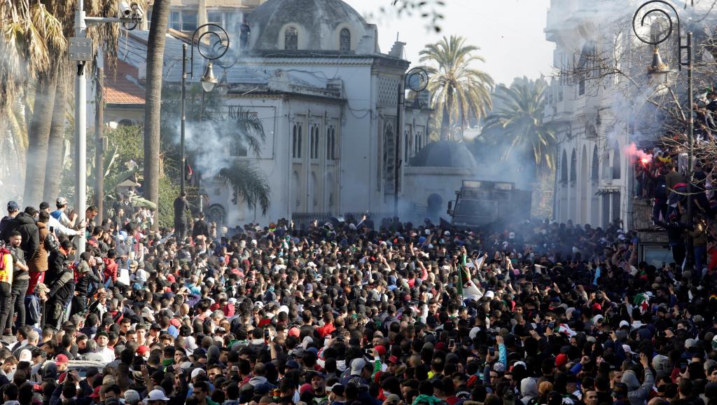 Des milliers d'Algériens manifestent au premier vendredi du ramadan