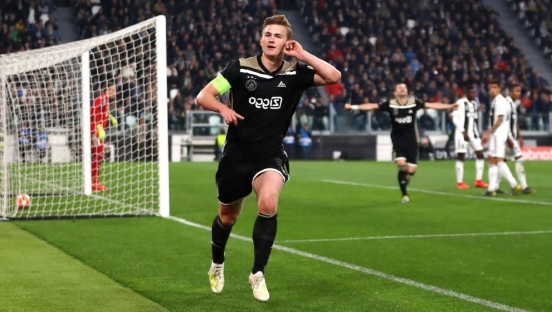 Ajax : de Ligt calme le jeu pour son avenir