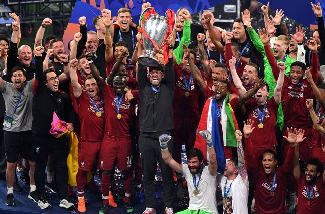 Images et Vidéo: les Reds soulèvent le trophée !