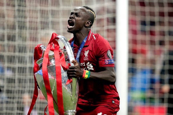 Images et Vidéo: les Reds soulèvent le trophée !
