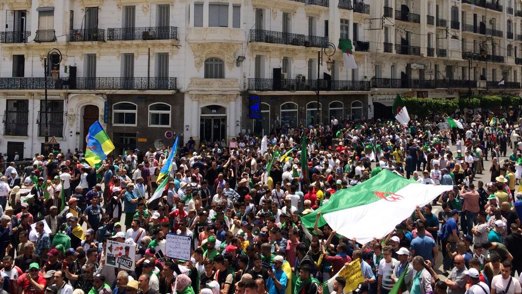 Algérie: les militaires veulent aller aux élections