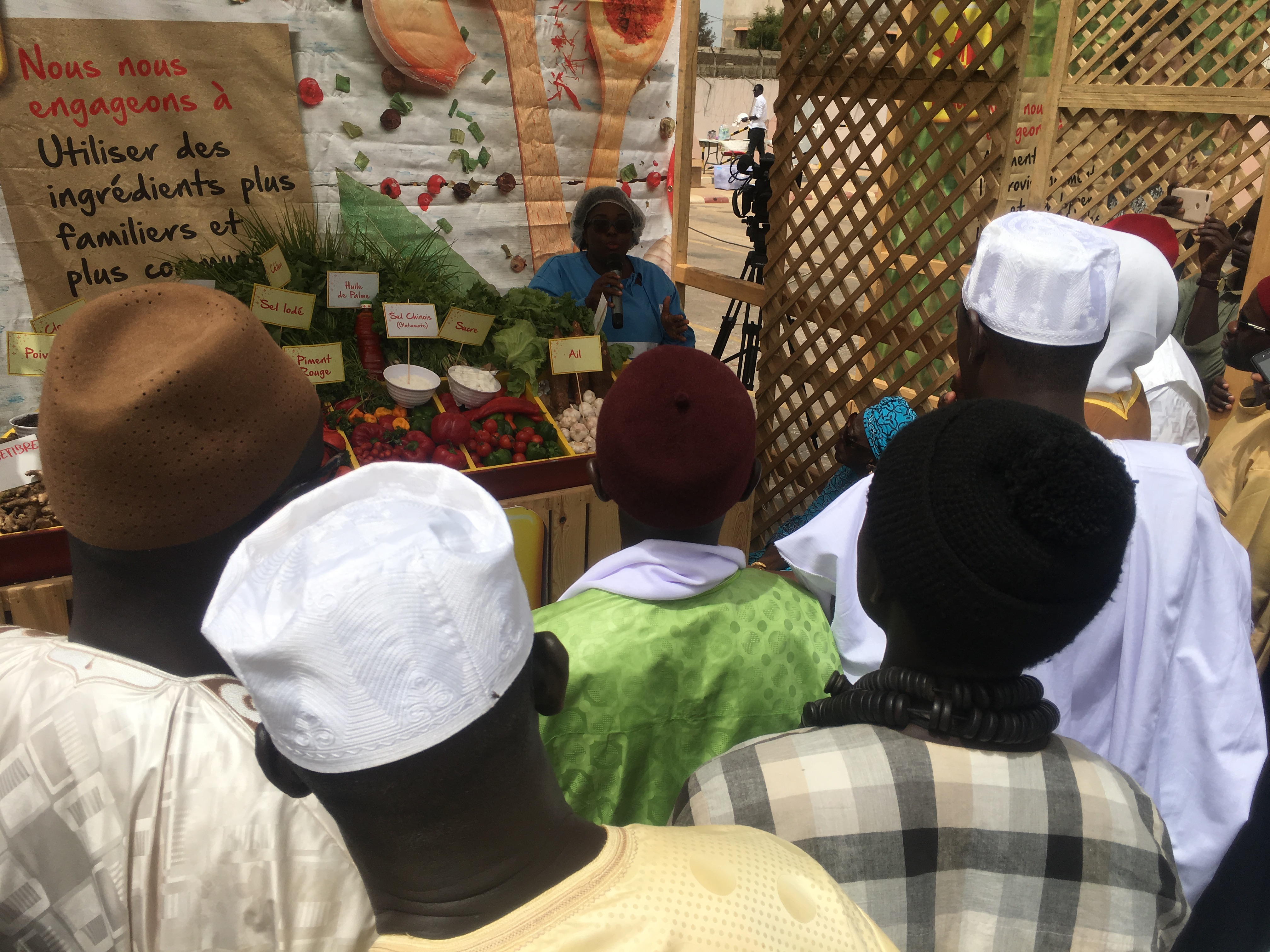 Imams, prêtres et représentants familles religieuses écoutant une nutritionniste de Nestle qui explique la composition des bouillons Maggi