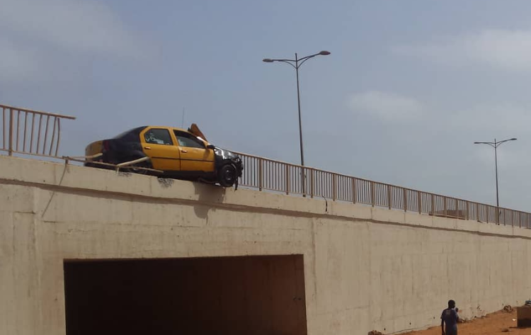 Photos - Dérapage spectaculaire d'un taxi sur un pont à hauteur de Cambérène 3
