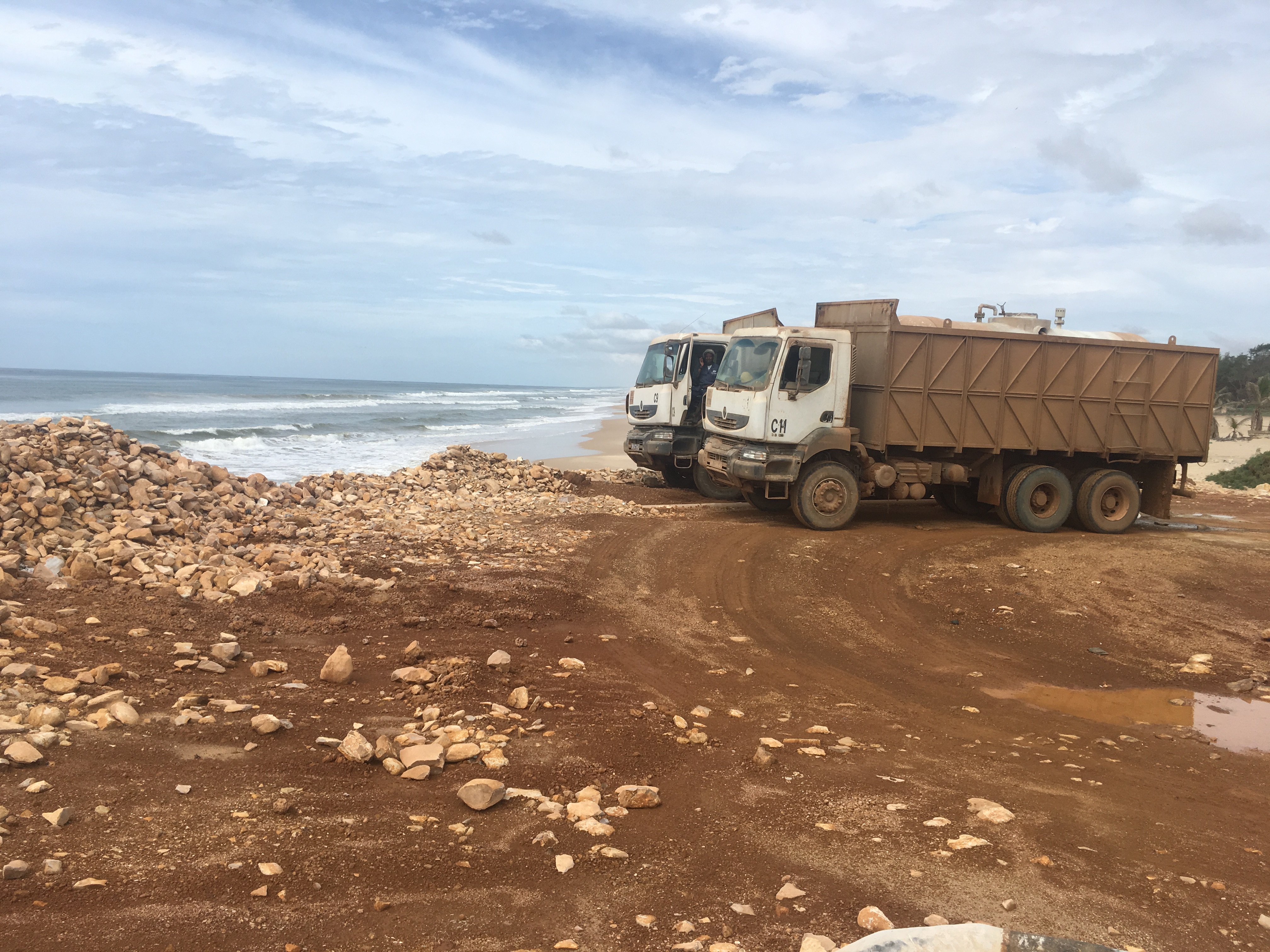 Deux camions des ICS déversant ici des produits toxiques sur la plage du village de Khondio  le 18 septembre 2018