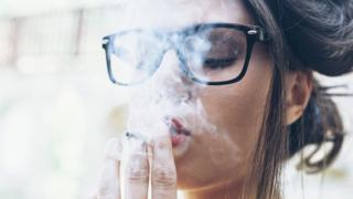 Fumer endommage les yeux et les poumons, selon une étude