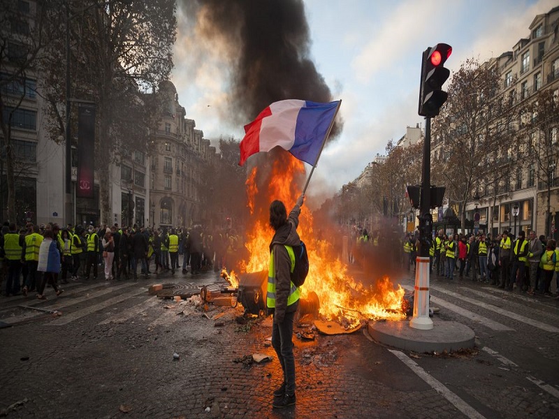 EN DIRECT - 14 juillet: Affrontements au milieu des Champs-Elysées - Plusieurs blessés dont une femme qui a perdu son œil 
