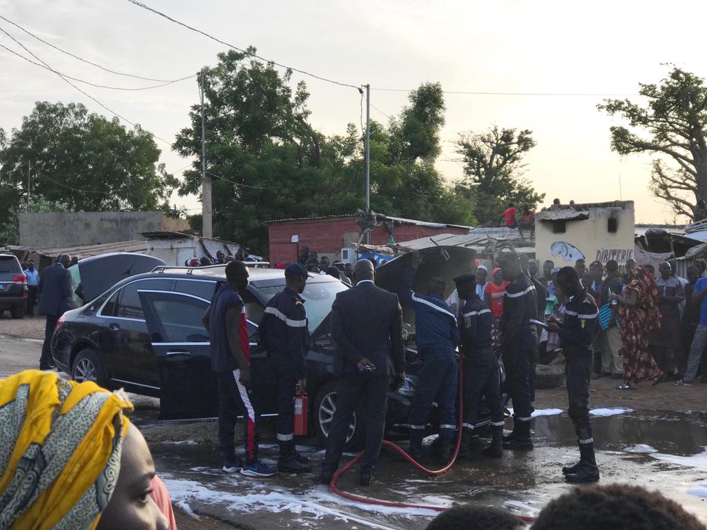 Images - Nguéniène : La limousine de Macky Sall prend feu