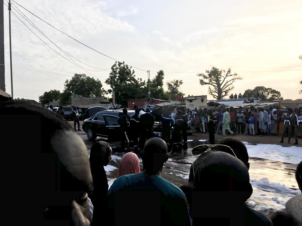 Images - Nguéniène : La limousine de Macky Sall prend feu