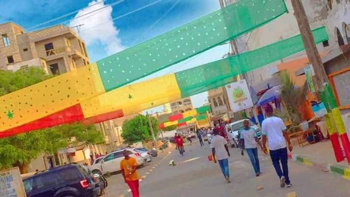 Les rues de la capitale sénégalaise décorées aux couleurs du drapeau national, à quelques heures de la finale de la CAN