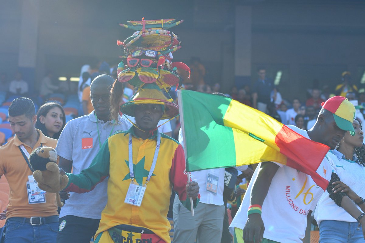 Direct-stade du Caire: Les supporters des #LionsdelaTeranga chauffent les tribunes 