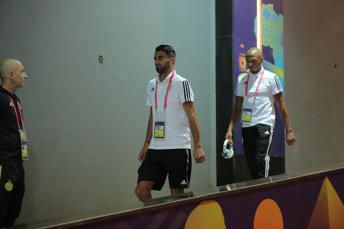 Direct-stade du Caire : Les  joueurs viennent de franchir la porte du stade