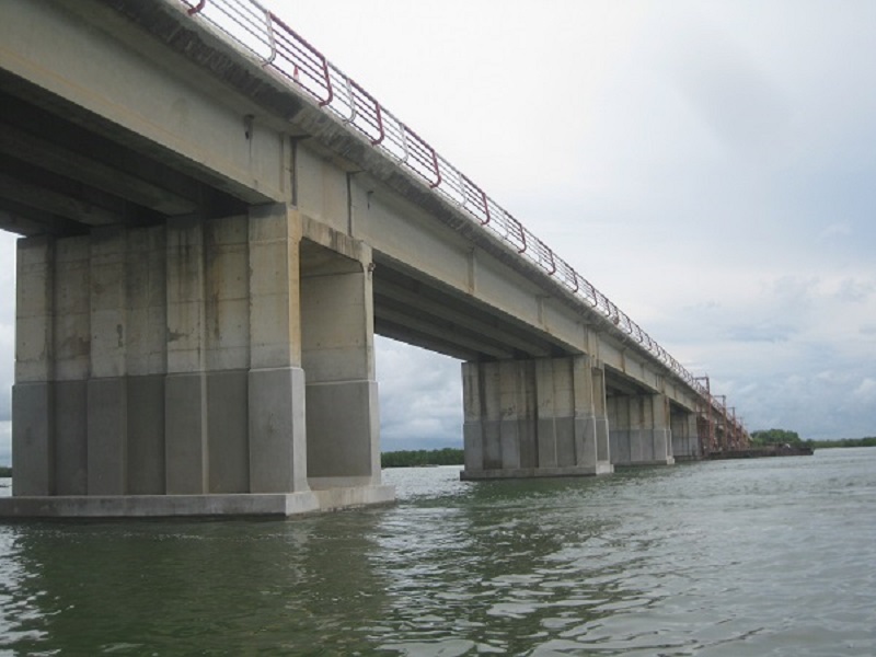 Pont Emile Badiane: trois personnes coincées sous l’eau depuis 3 heures du matin dans un camion 