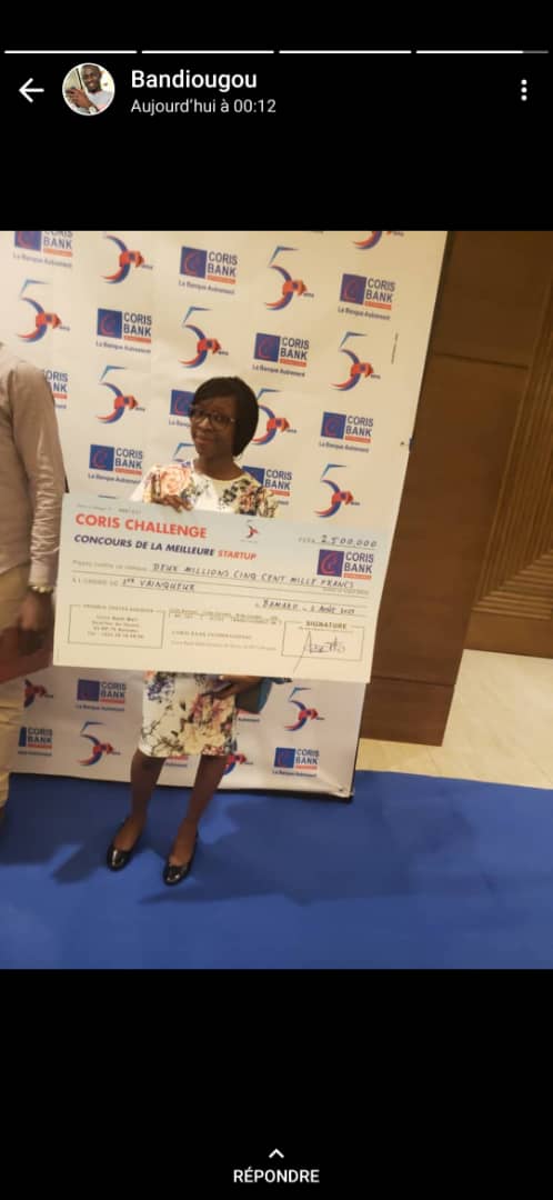 La Malienne Fatoumata Diawara remporte le premier prix du concours de la meilleure Start-up