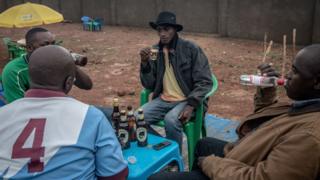 Des amateurs de bière burundais accusés d'être à l'origine d'une pénurie