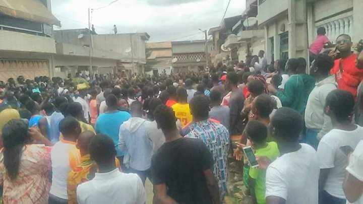 Décès de Dj Arafat : ses Fans réunis devant son domicile