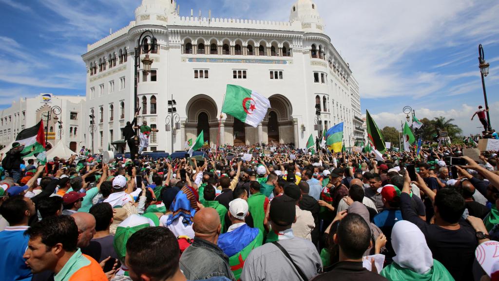Après six mois de contestation, l'Algérie à la croisée des chemins