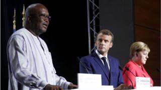 Macron et Merkel veulent renforcer la lutte antidjihadiste au Sahel