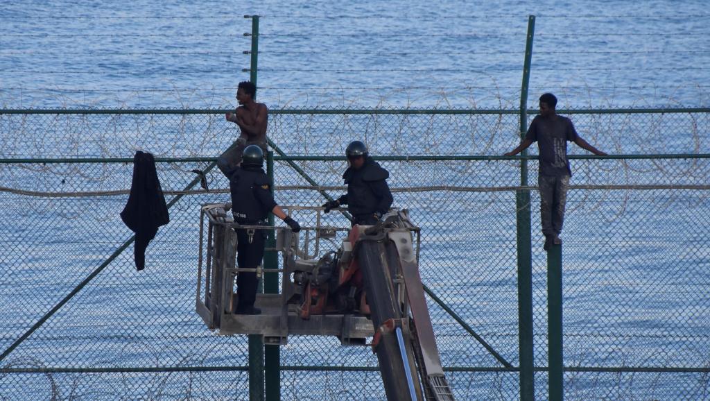 Espagne: 155 migrants franchissent la frontière dans l’enclave de Ceuta