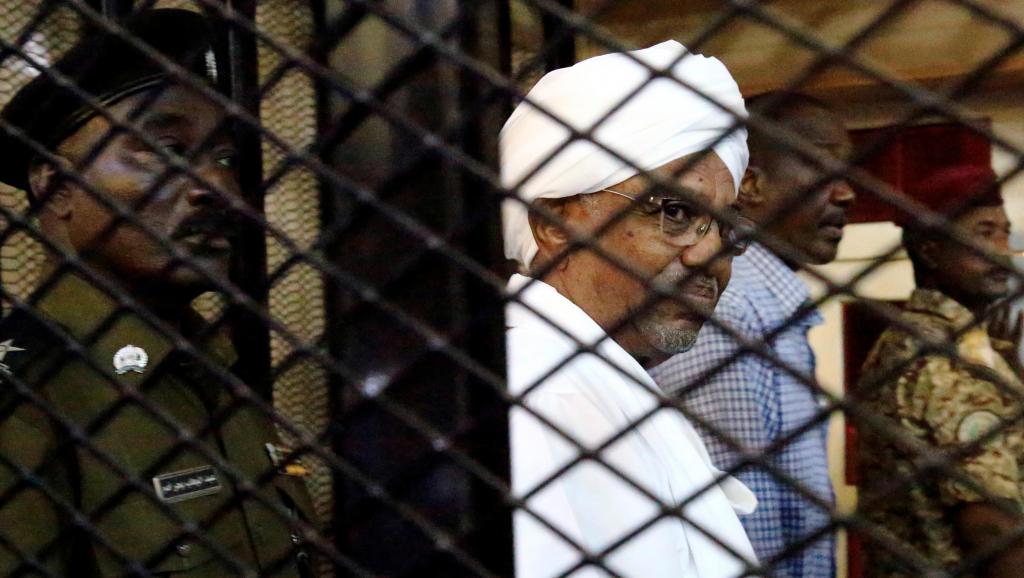Soudan: inculpé, l'ex-président Béchir se défend au sujet de fonds saoudiens