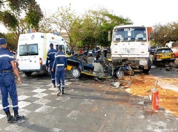 Louga: un mort et 20 blessés dans un choc entre un camion et un bus