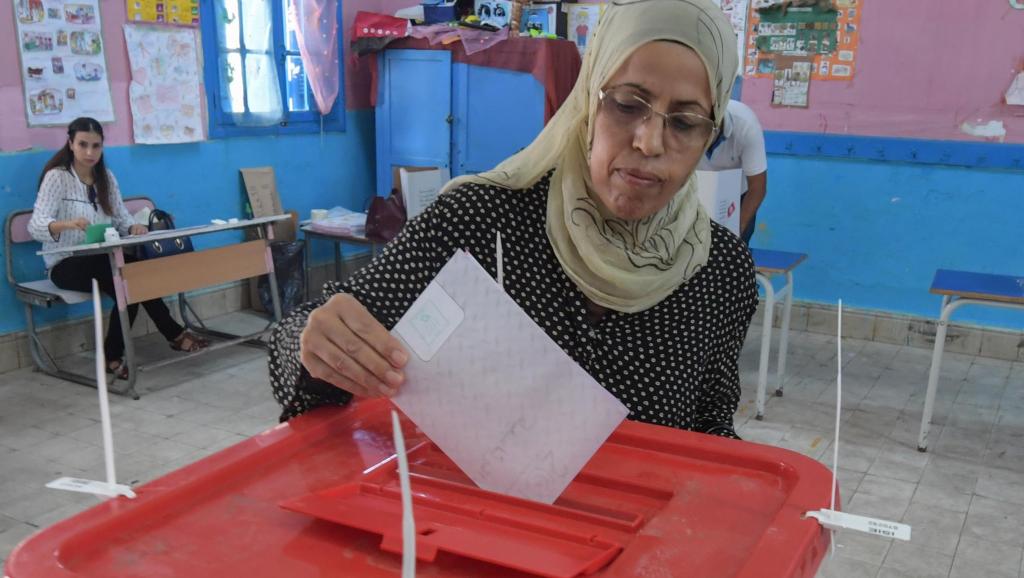Présidentielle en Tunisie: affluence modérée dans les bureaux de vote
