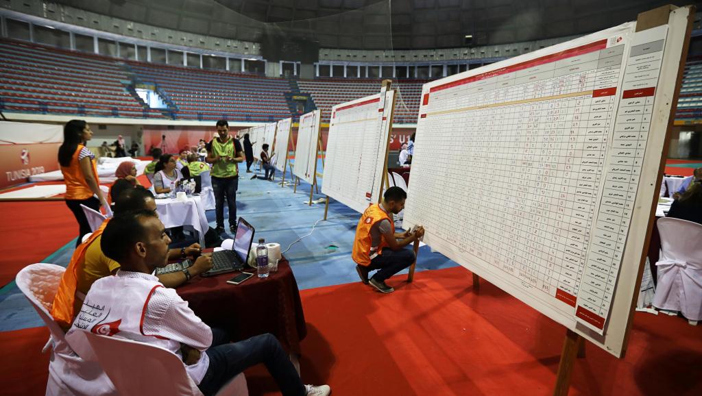 Présidentielle en Tunisie: un duel «antisystème» se dessine pour le second tour