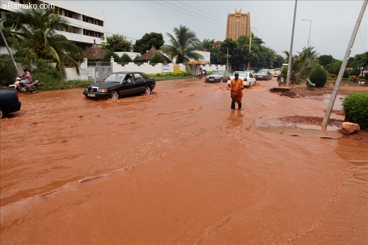 ​Inondations: Macky Sall réaffirme toute sa solidarité et le soutien de l’Etat aux populations des localités touchées
