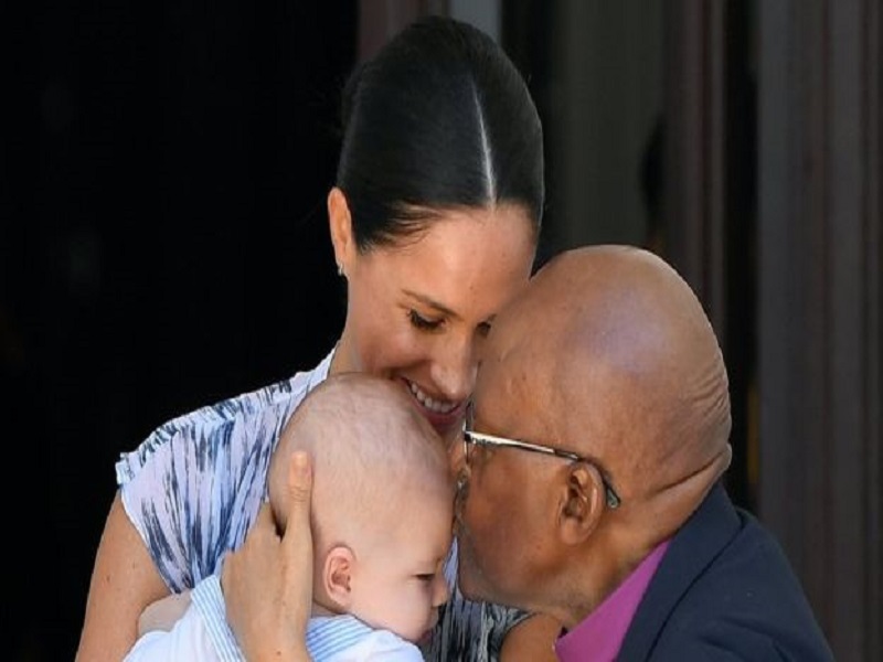 Bébé Archie rencontre l'archevêque Tutu en visite royale
