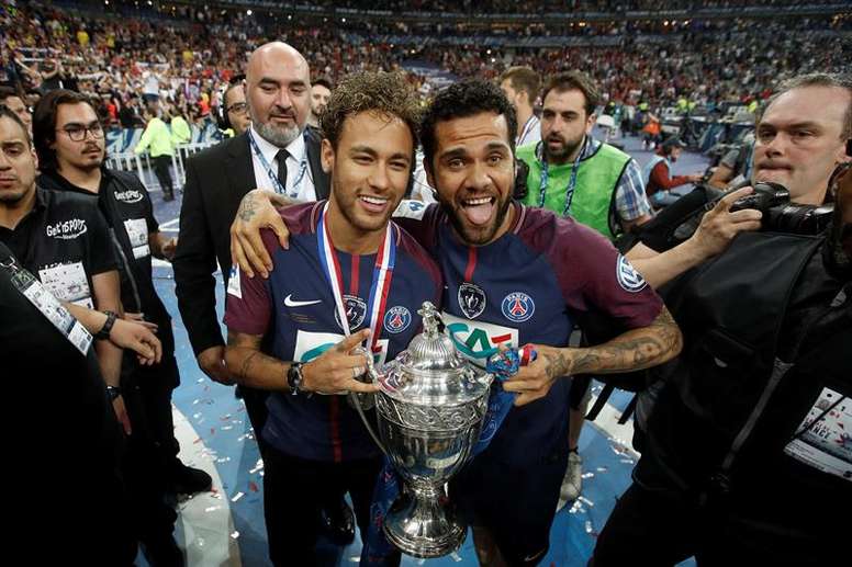 "Le bonheur de Neymar se trouve à Barcelone" (Dani Alvés)