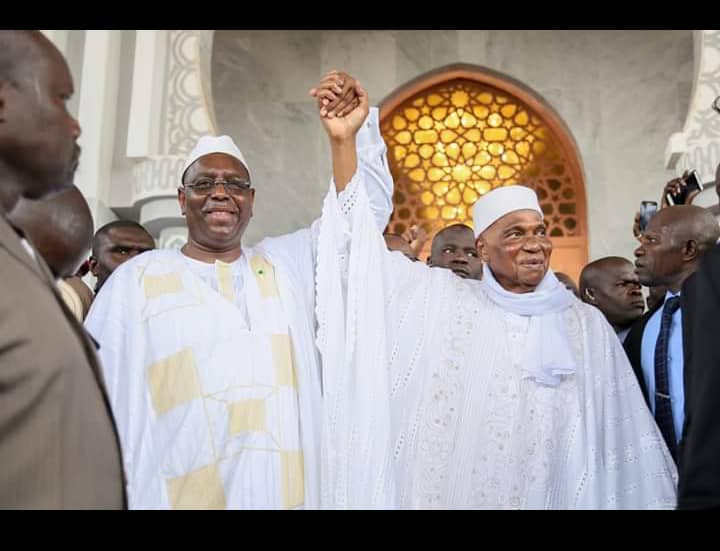 Inauguration Massalikoul Jinaan: Wade et Macky sortent en se tenant la main après un entretien privé avec le Khalife