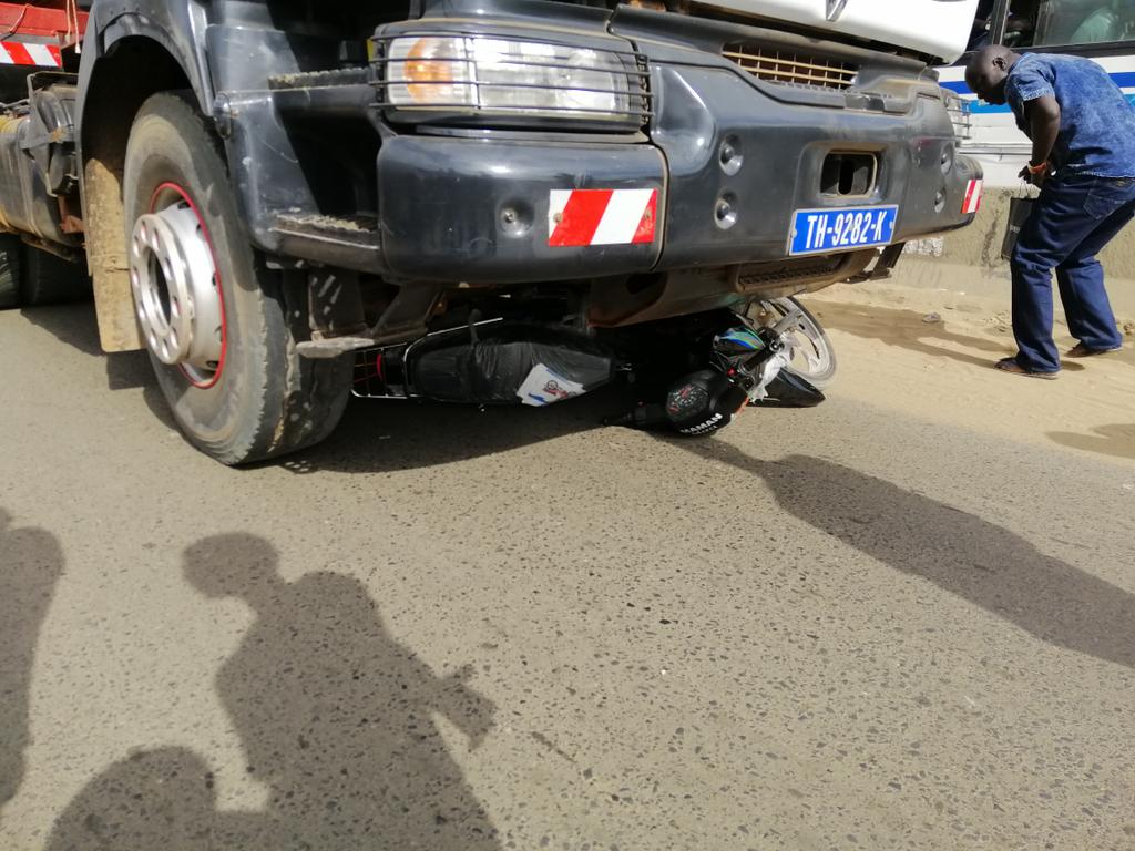 Rond-point Camberène: un camion percute violemment deux hommes sur une moto, l'un mort sur le coup