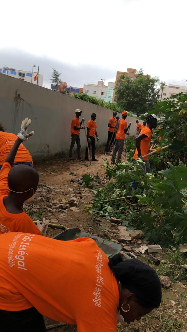 La "#Green_Day de PEG Sénégal avec les habitants du quartier Sud Foire