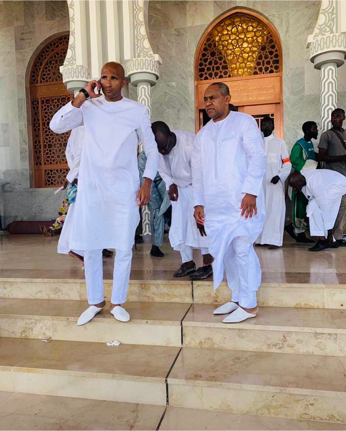 Le Président de la CAF en visite à la Mosquée Massalikoul Jinaan... en compagnie de Diomansy Kamara 