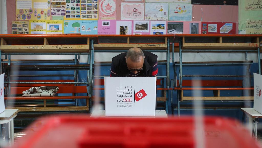 Présidentielle en Tunisie: participation en hausse au 2e tour à la mi-journée