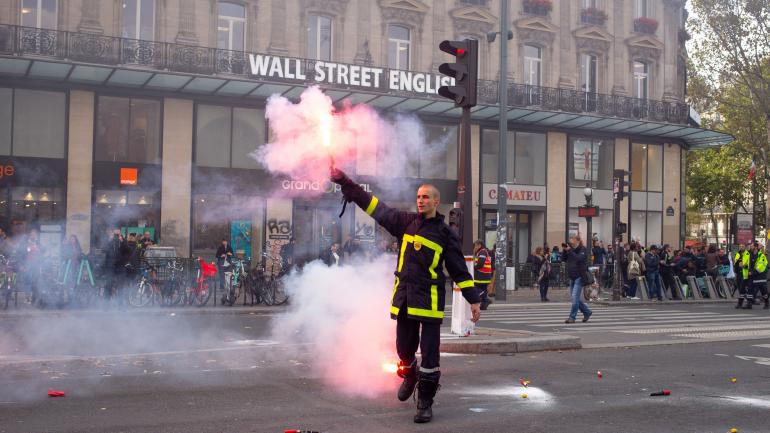 Paris: les forces de l'ordre font usage de canons à eau et de gaz lacrymogènes pour disperser les pompiers manifestants