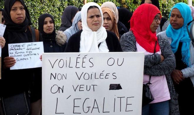 Macron met en garde contre la stigmatisation des musulmans dans le conflit autour du voile en France