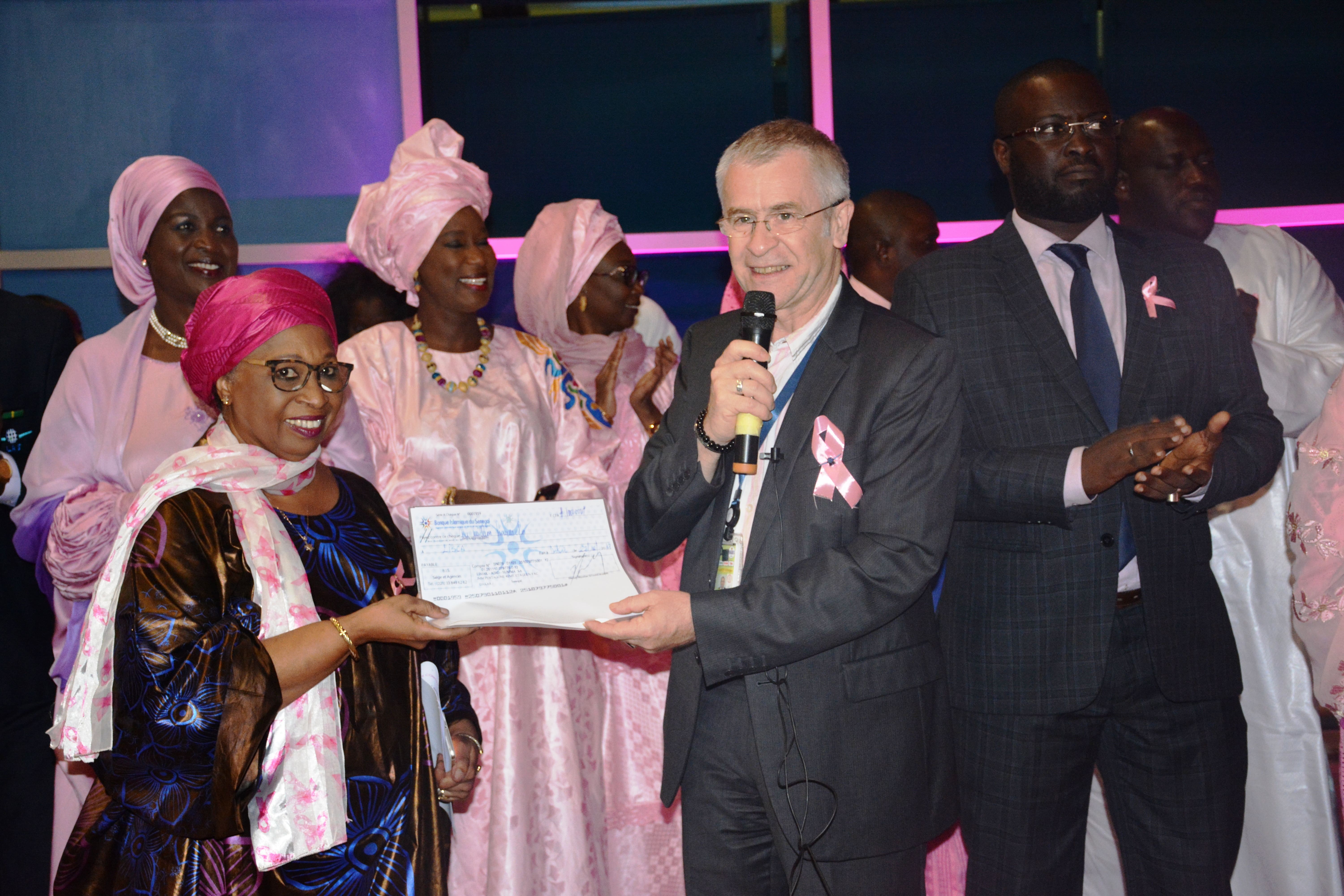 Octobre rose : Illumination de l’aérogare de l’aéroport Dakar Blaise Diagne en rose pour conscientiser