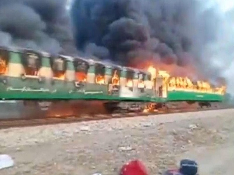 Au moins 65 personnes ont péri dans l'incendie d'un train au Pakistan