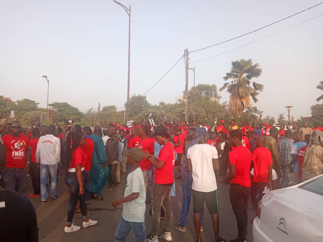 Dakar: des centaines de personnes, majoritairement des ressortissants guinéens manifestent contre Alpha Condé