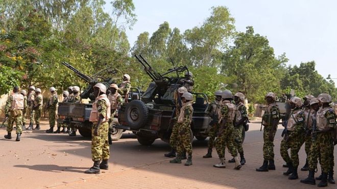 L'armée burkinabè affirme avoir tué 32 terroristes armés