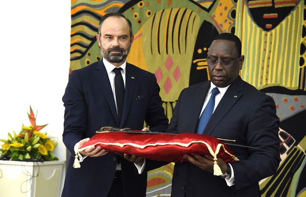 Quand la TMC se moque du Premier ministre français Edouard Philippe avec le sabre prêté au Sénégal (Vidéo)