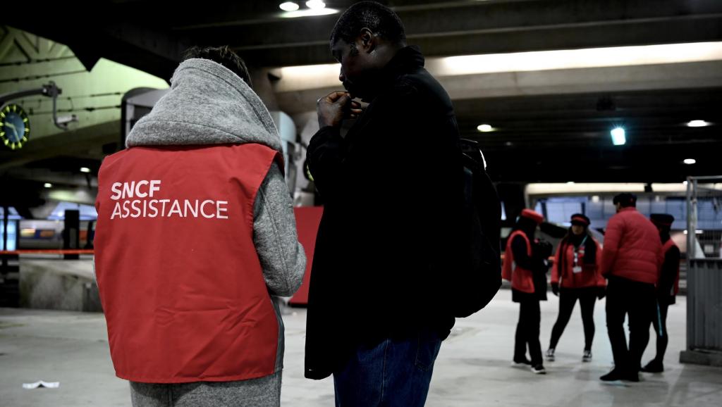 Grève: à Paris, les commerçants inquiets mais solidaires, les voyageurs sereins