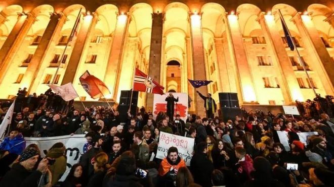 Une odeur d'excrément fait évacuer le parlement en Géorgie