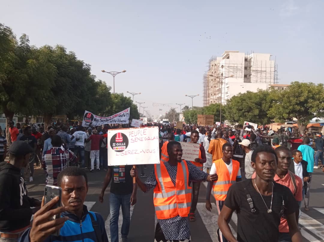 [Reportage] Des centaines de dakarois manifestent pour dire non à la hausse du prix de l'électricité "imposée" par Macky Sall
