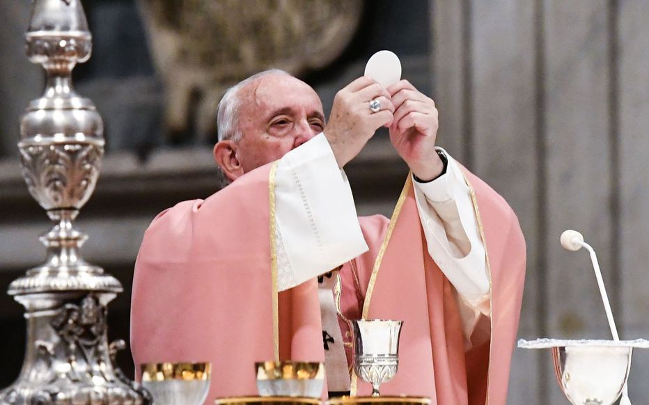 Abus sexuels dans l’Eglise : le pape François lève le secret pontifical